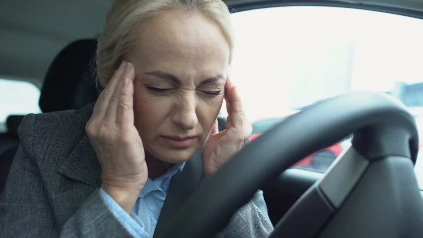 Голова болит машин. Машина боли. Болит голова в машине. Укачивает головная боль в машине. Старик 50 лет болит голова в автомобиле.
