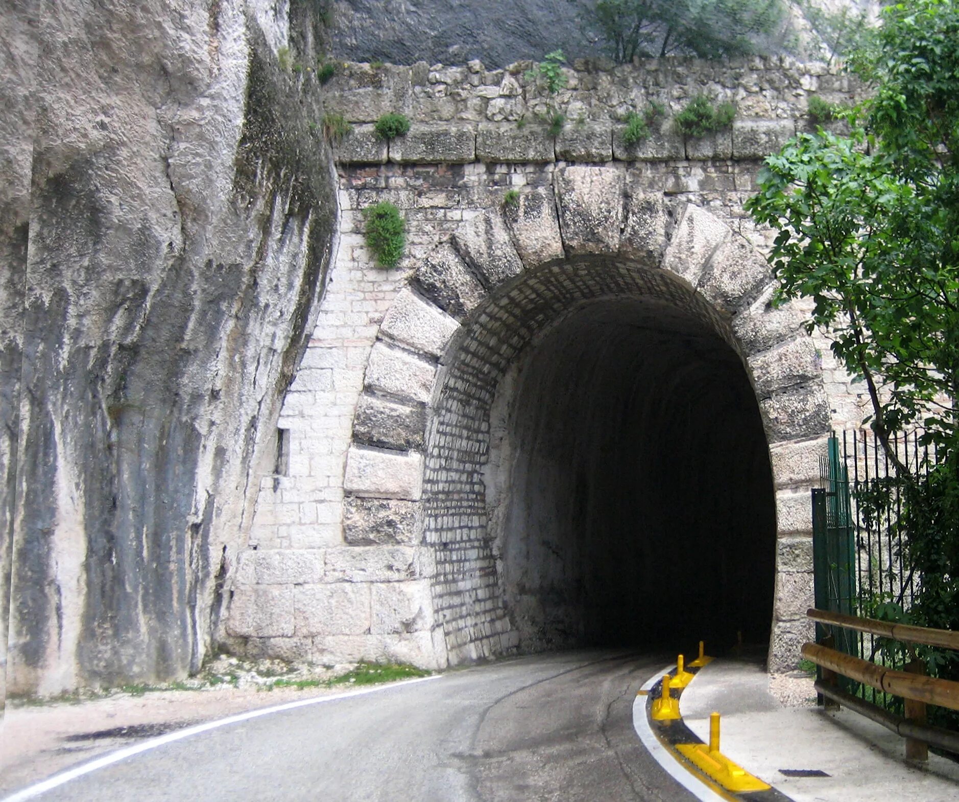 Тоннель. Джаджурский тоннель. Тоннель Фэнхошань. Дороги римской империи  туннели. Тоннель Франция Испания.