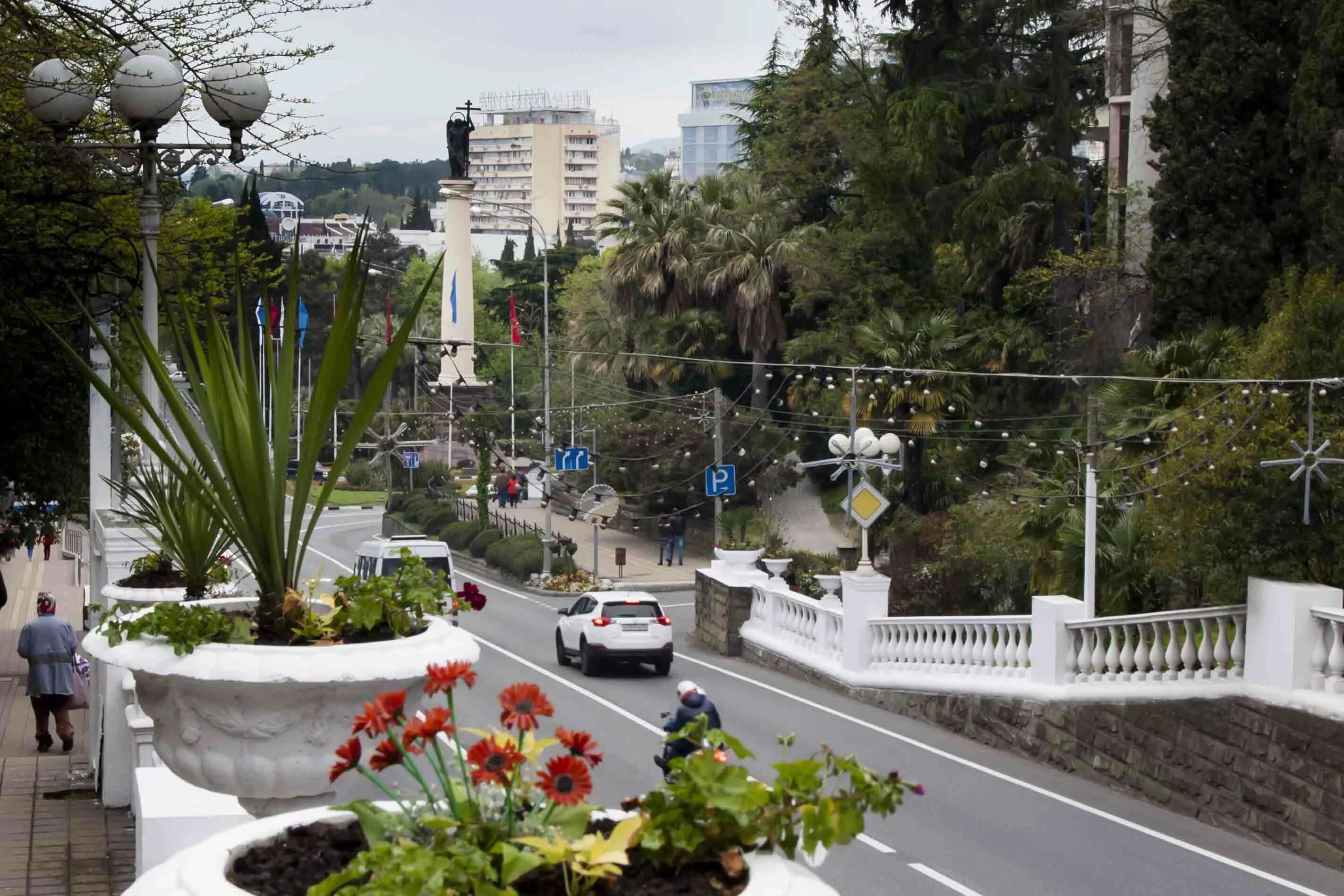 Сочи центр города высотки. Сочи центр города. Центр сочи навагинская. Сочи центр города. Виды центра сочи.