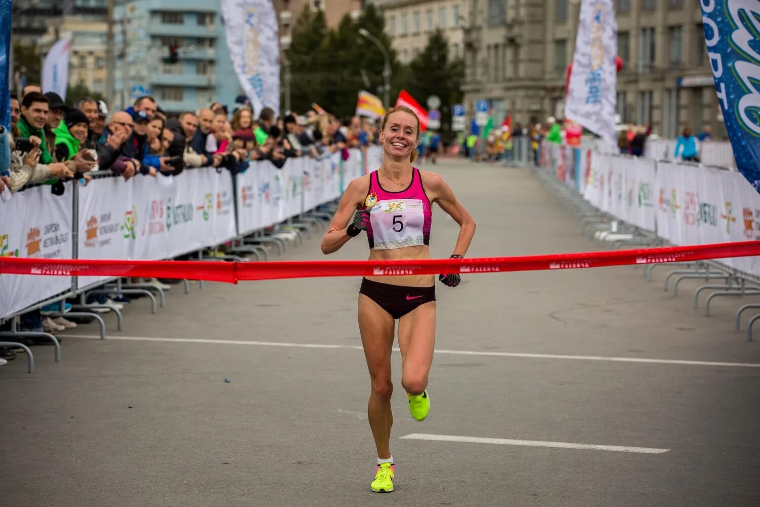 спортсмен на финише. полумарафон сколько км. май финиш результаты. май финиш результаты. марафонец на финише.