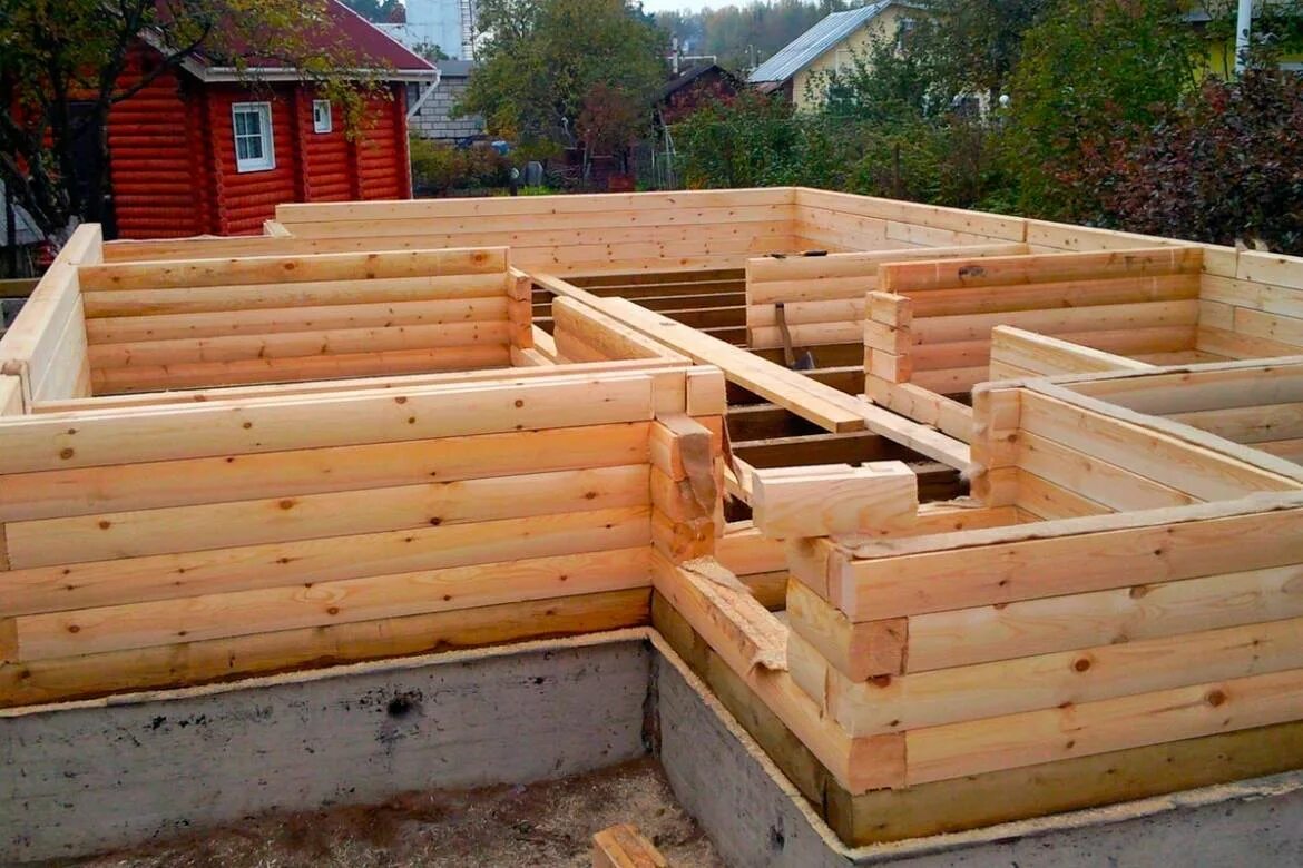 фундамент под деревянный дом. фундамент для деревянного дома. подъем старого сруба на фундамент. фундамент под деревянный. подвести фундамент под деревянный дом.