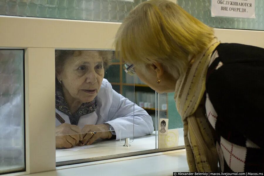 Сочи больница регистратура. Бабки возле регистратуры. Бабушка стоит регистратура.