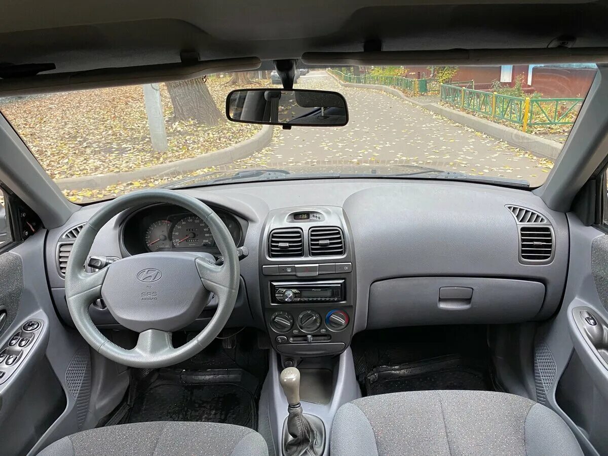Hyundai accent ii седан (lc). Hyundai accent плюсы и минусы. Hyundai accent 2011 салон. хендай акцент 2005 черный фото салона. акцент тагаз 2008 салон.