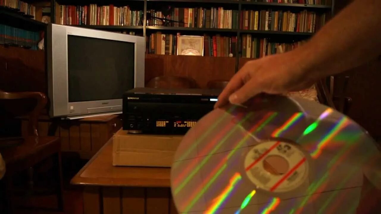 Лазерный cd. Laserdisc и компакт диск. pioneer laser disc. лазерный видео диск. первые лазерные диски.