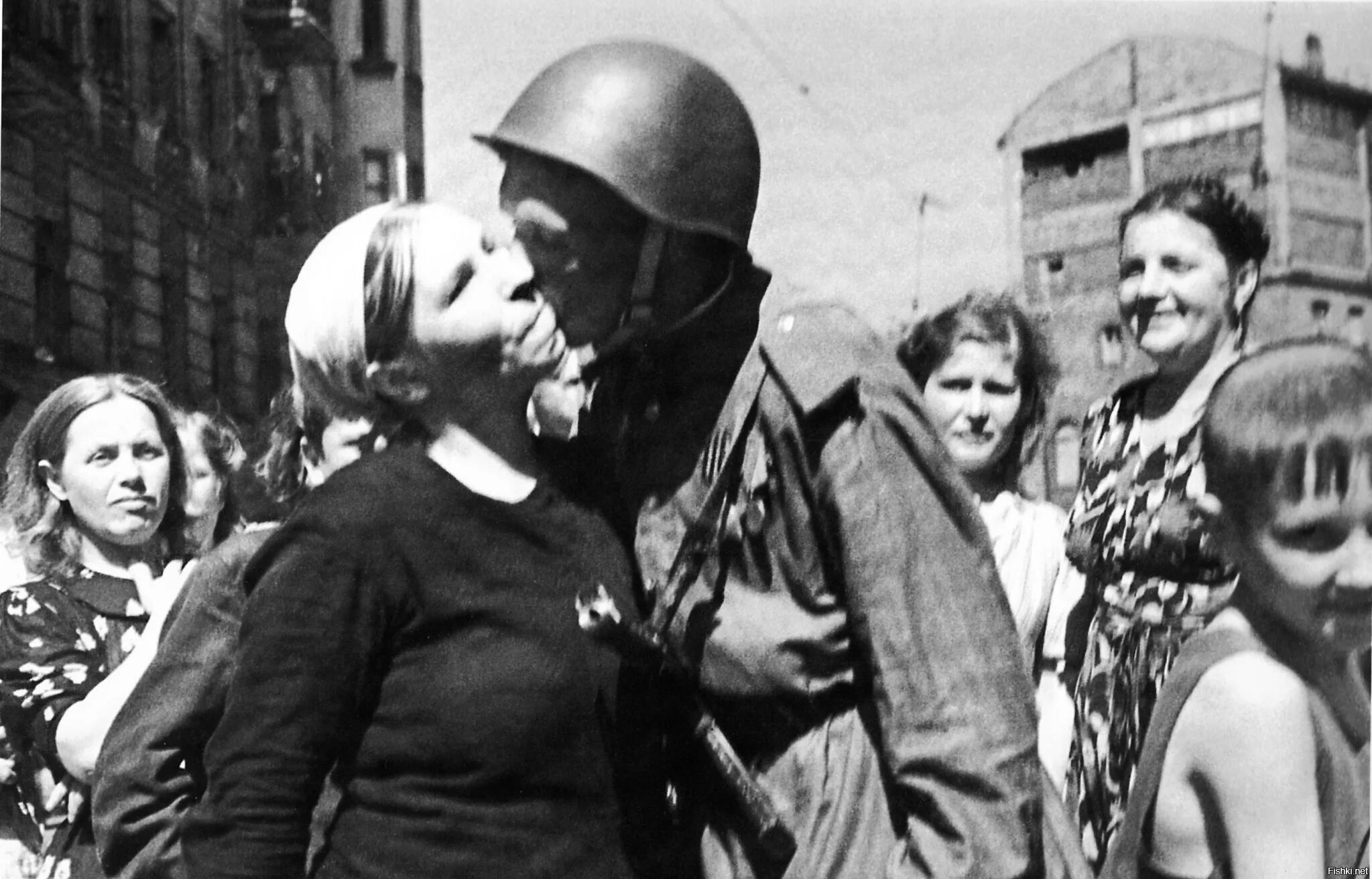 Демобилизация 1945. Возвращение солдат 1945. встреча советских солдат 1945. встреча советских солдат освободителей 1943. встреча с войны.