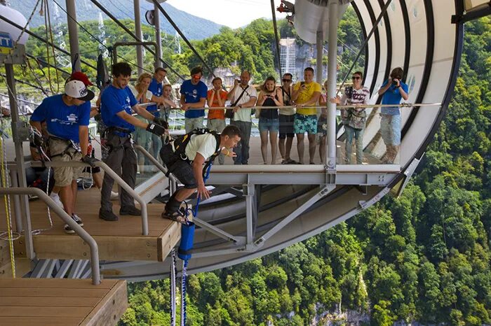 Роупджампинг дмитров. Роупджампинг в дагестане. Джампинг. Прыжки с тарзанкой в москве. Банджи джампинг фитнес.