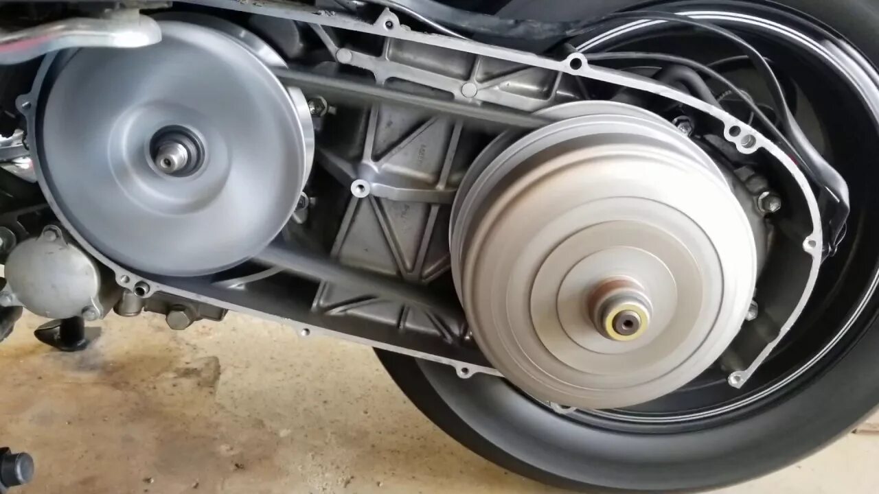 Скайвэй 400 вариатор. Вариатор burgman 650. вариатор suzuki skywave 650. ремень вариатора сузуки бургман 650. сузуки скайвэй 400 вариатор.
