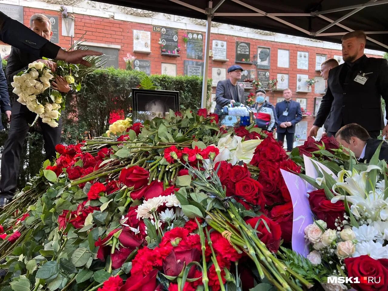 Социальные похороны в москве хороним. Социальные похороны в москве хороним. Прощание с актером валерием гаркалиным. Троекуровское кладбище в москве могила бориса. Могила.