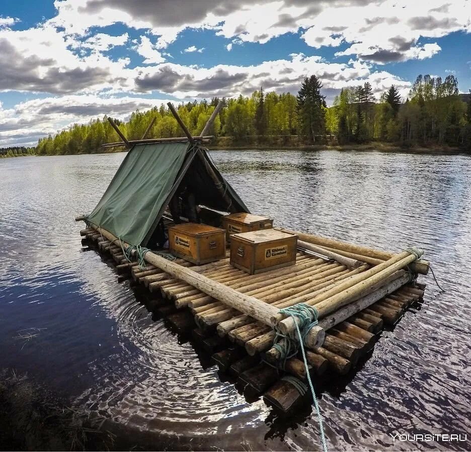 Строить плот. Плот. деревянный плот. лодка на реке. плот из бревен.