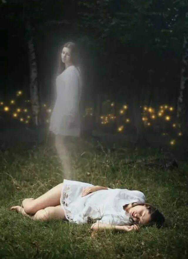 Дух умершей девушки. Моя бабушка призрак сериал. Призрак девочки в белом. Ведьма фэнтези. Юрэй японская мифология.