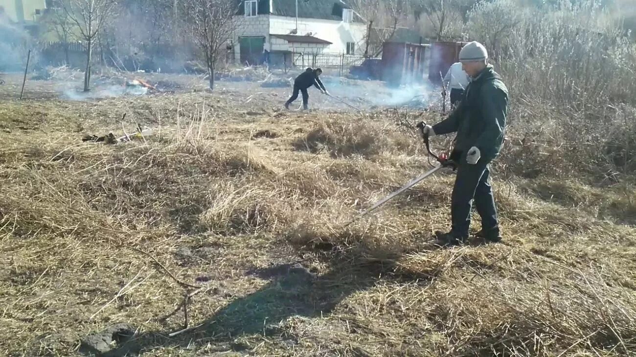 Сколько стоит убрать участок. Уборка участка. Покос травы уборка территории. Уборка на даче весной. Уборка дачных участков.