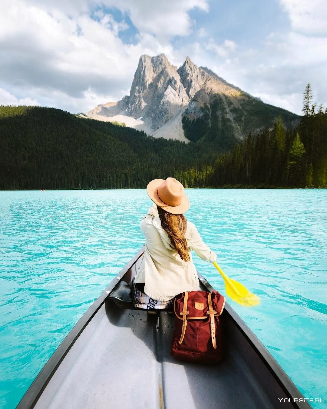 Фанские горы большое алло. Палатка в горах. Американские горки люди. Девушка путешествует. Экстремальный туризм.