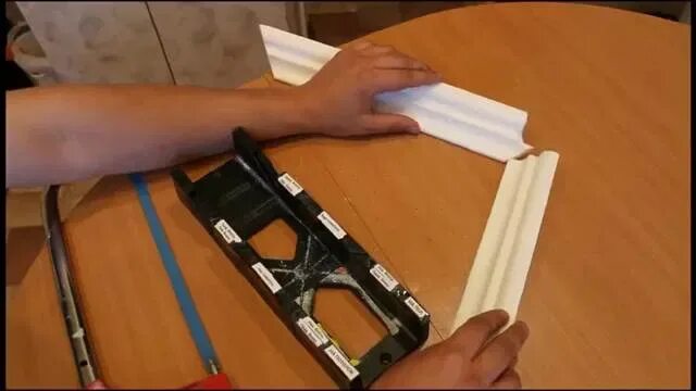 Внутренний угол для плинтуса потолочного. Наружные углы с помощью стусла. Отрезать плинтус 45 градусов. Запил плинтуса под 45 напольный стуслом. Резка плинтуса под углом 45.