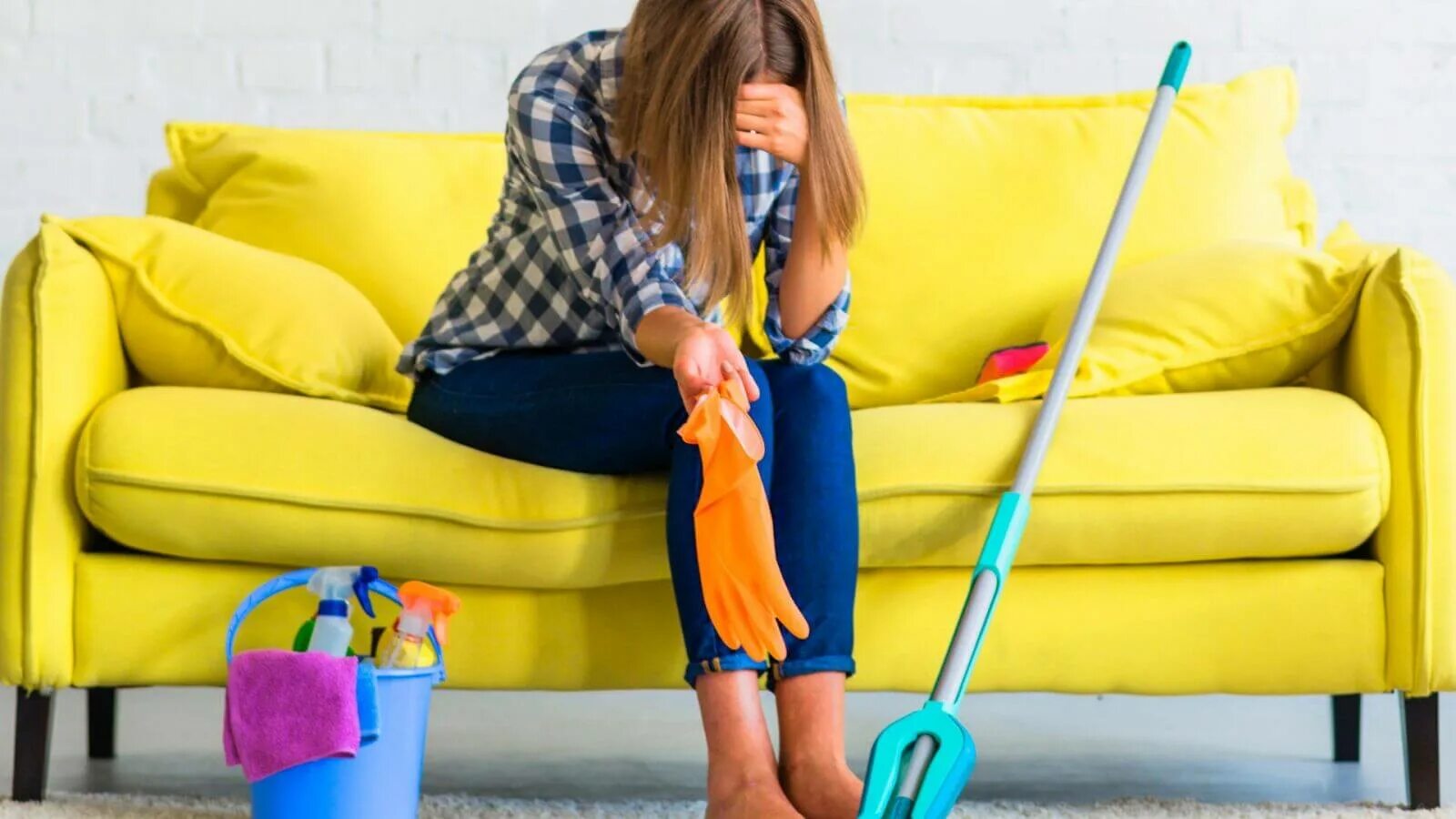Мужчина убирает. Муж пылесосит. Уставшая от уборки женщина. Clean to shine cleaning services. Мойка на полу в ванной.