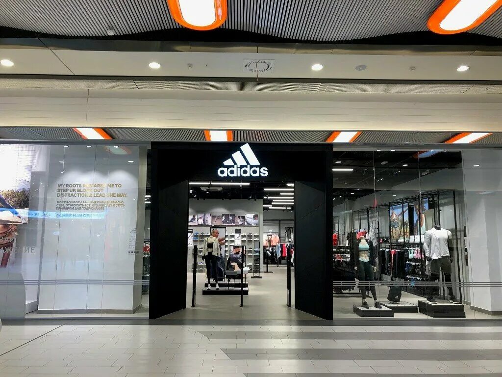 Адидас тц. ТЦ Гагаринский адидас. Adidas магазин. Магазин адидас в Санкт-Петербурге. Фирменный магазин адидас в Санкт Петербурге.