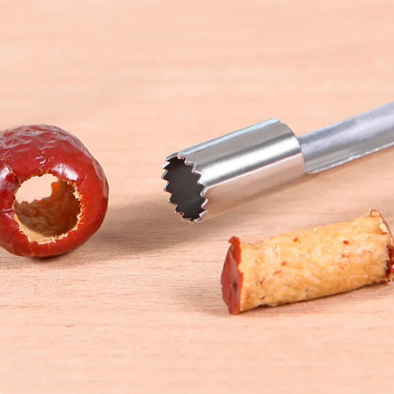 Приспособление для вырезания сердцевины из яблок. Убирание сердцевины яблок. Нож для очистки яблок. Нож для удаления сердцевины яблок. Вырезать сердцевину из яблок.