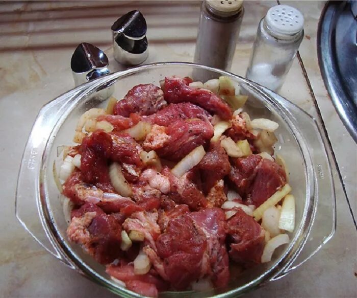 Способ замариновать шашлык. Маринад для мяса. мясо для шашлыка. маринованное мясо. маринад для шашлыка из свинины.
