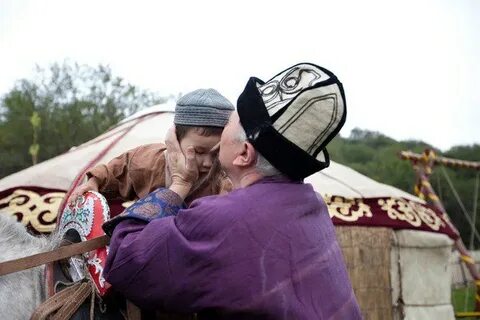 Кастингтегі порновидео: Екі қара жігітті оятып, ұрсып тастады