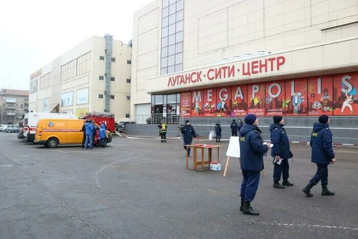 Луганск квартал мирный. Семь морей луганск. Магазин 7 морей луганск. Семь морей луганск. Семь морей магазин.