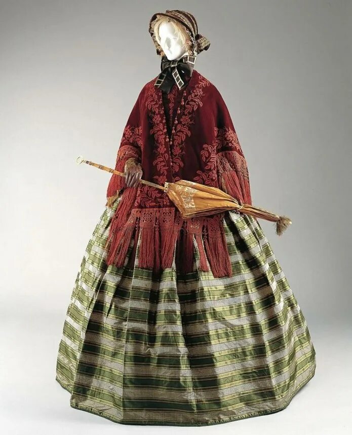 Век теплая одежда. Манто 19 века. Шугай в русском народном костюме. Платье 19 века повседневное. Салоп одежда 19 века.