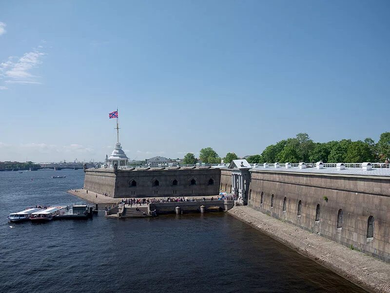 Комендантская крепость. Комендантская Пристань Петропавловской крепости. Комендантская Пристань и Невские ворота. Невские ворота Петропавловской крепости. Невские ворота Комендантской Пристани в Петропавловской крепости.