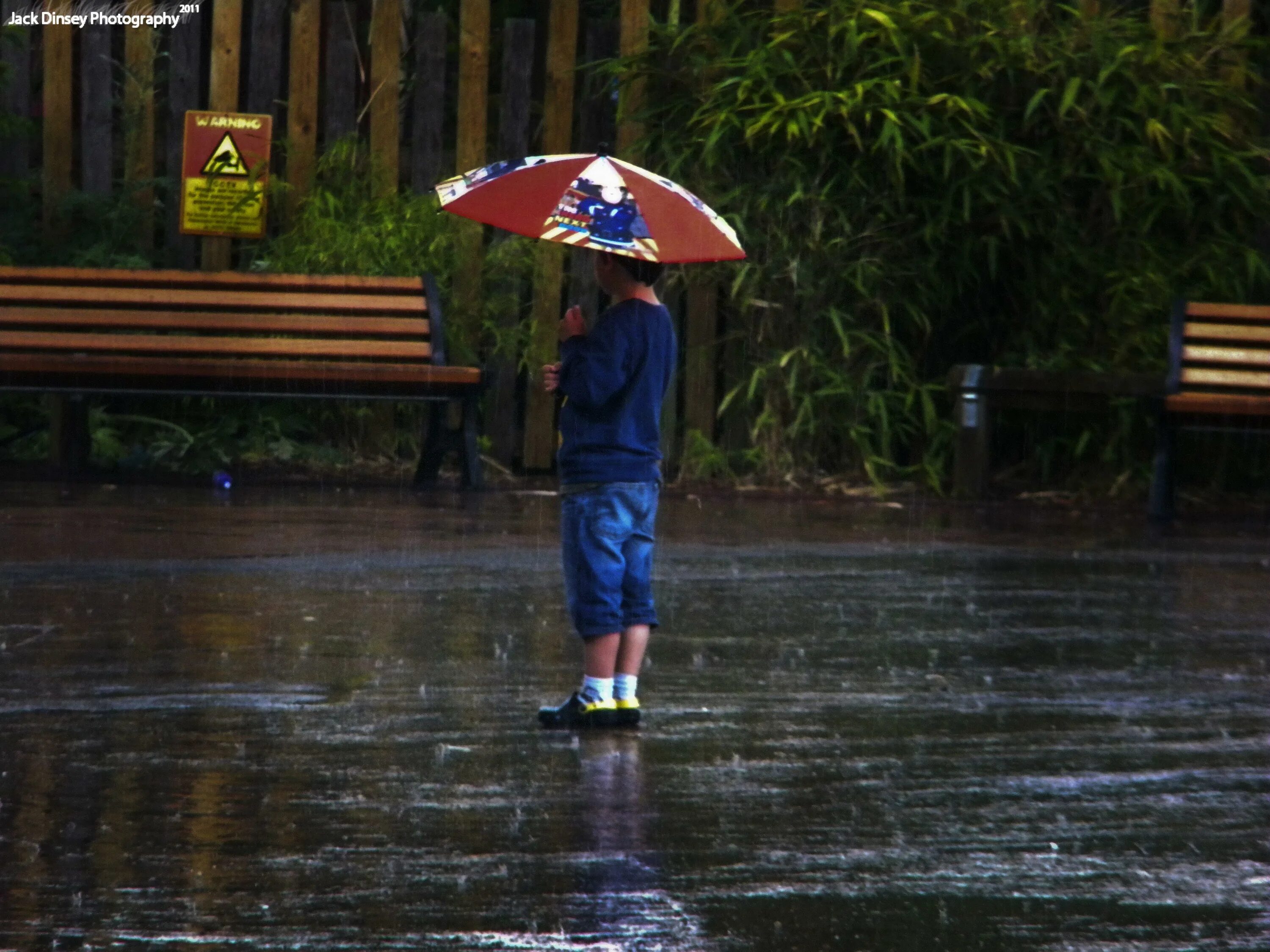 Обои дождь. Boy Alone Rain. Sad boy Rain. Alone boy Rain Wallpaper. Rain boys