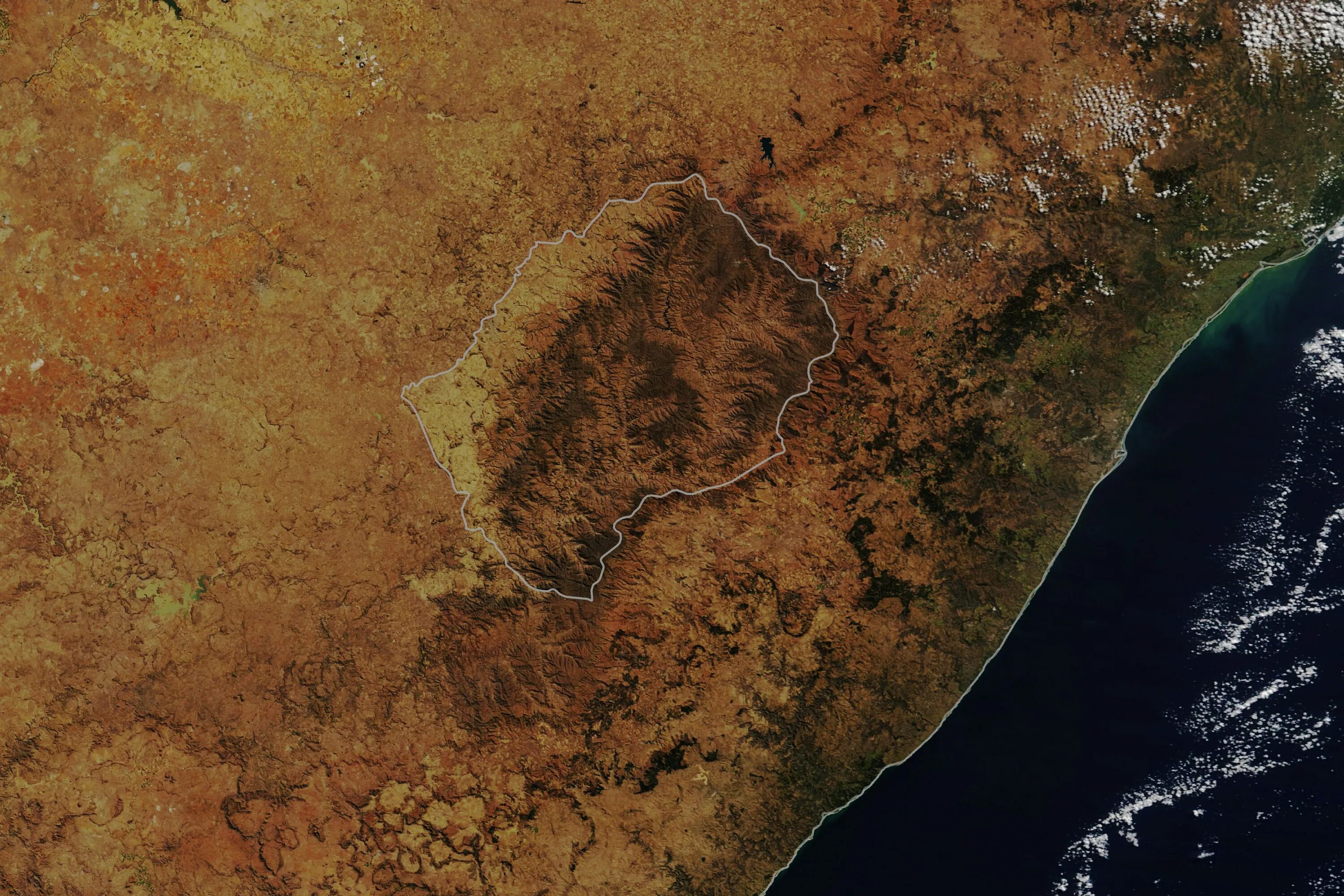 Гора джомолунгма из космоса. Кавказский хребет вид из космоса. Эльбрус снимок из космоса. Горы со спутника. Гора джомолунгма из космоса.