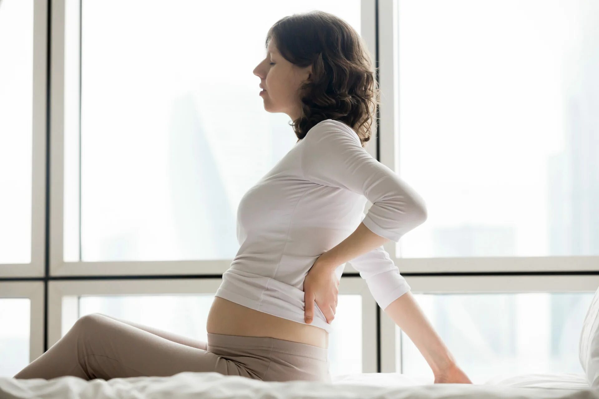 Беременна в 1. Боль в спине у беременных. Боли при беременности. Беременные со спины. Беременность сзади.