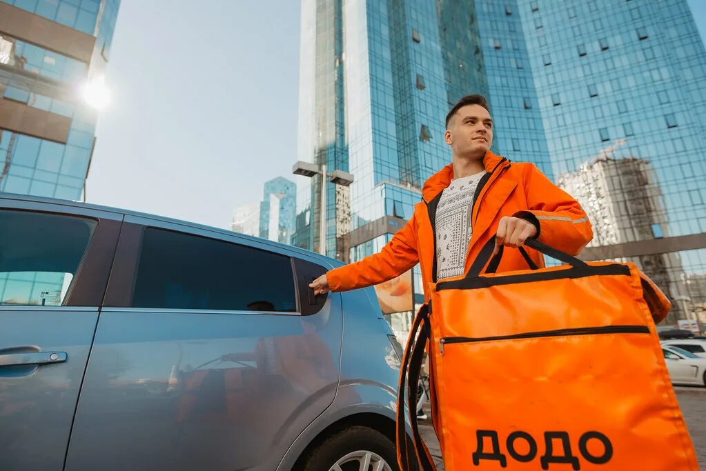 Додо пицца работа курьером с личным. Курьер додо. курьер додо пицца.