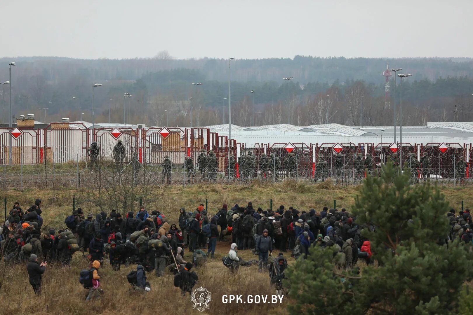 Мигранты на польской границе. Что случилось на границе с польшей сегодня. Польско-белорусская граница мигранты. Новости польши беларуси граница последние. Польская граница с белоруссией мигранты.
