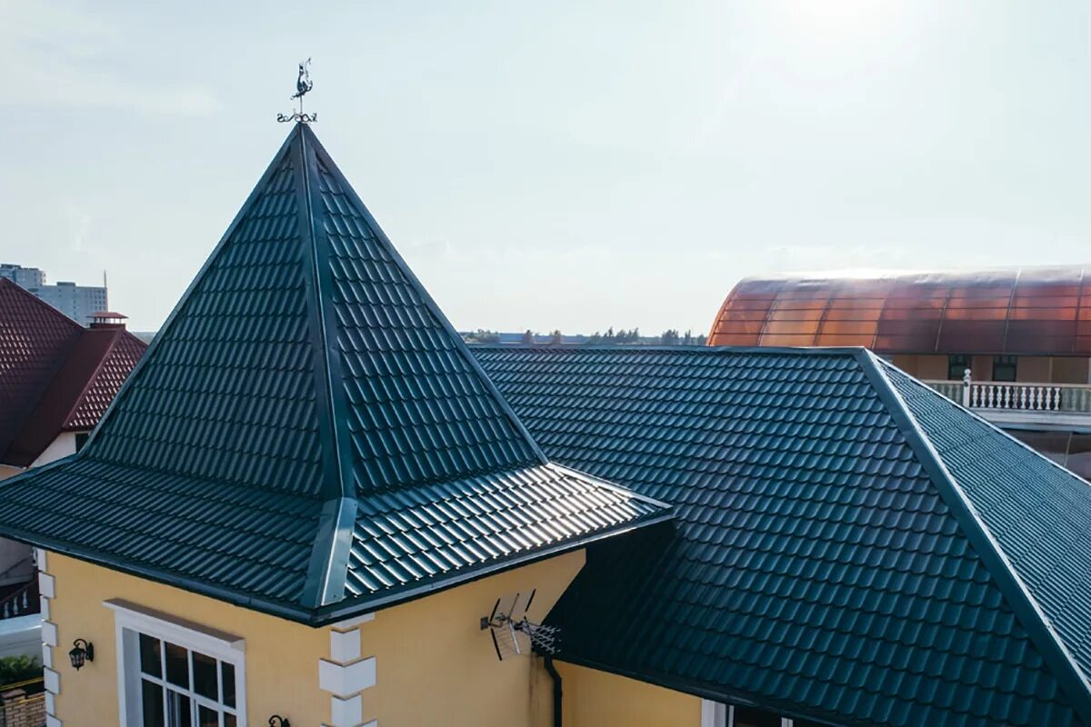 Дом с фальцевой кровлей. Фальцевая кровля барнхаус. Фальцевая кровля ruukki rr23. Фальцевая кровля ral 7004. Фальцевая кровля минск.