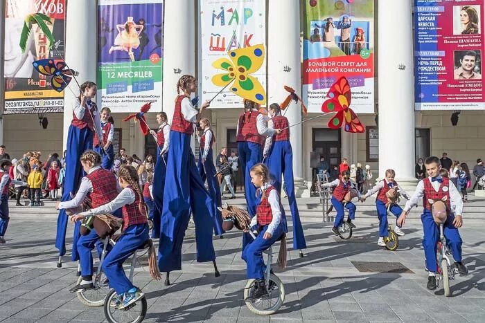 Воронеж маршак сайт. Маршак фестиваль Воронеж. Фестиваль Маршака фото. Школа Маршака Воронеж. Инклюзивные танцы в Воронеже на улице фото.