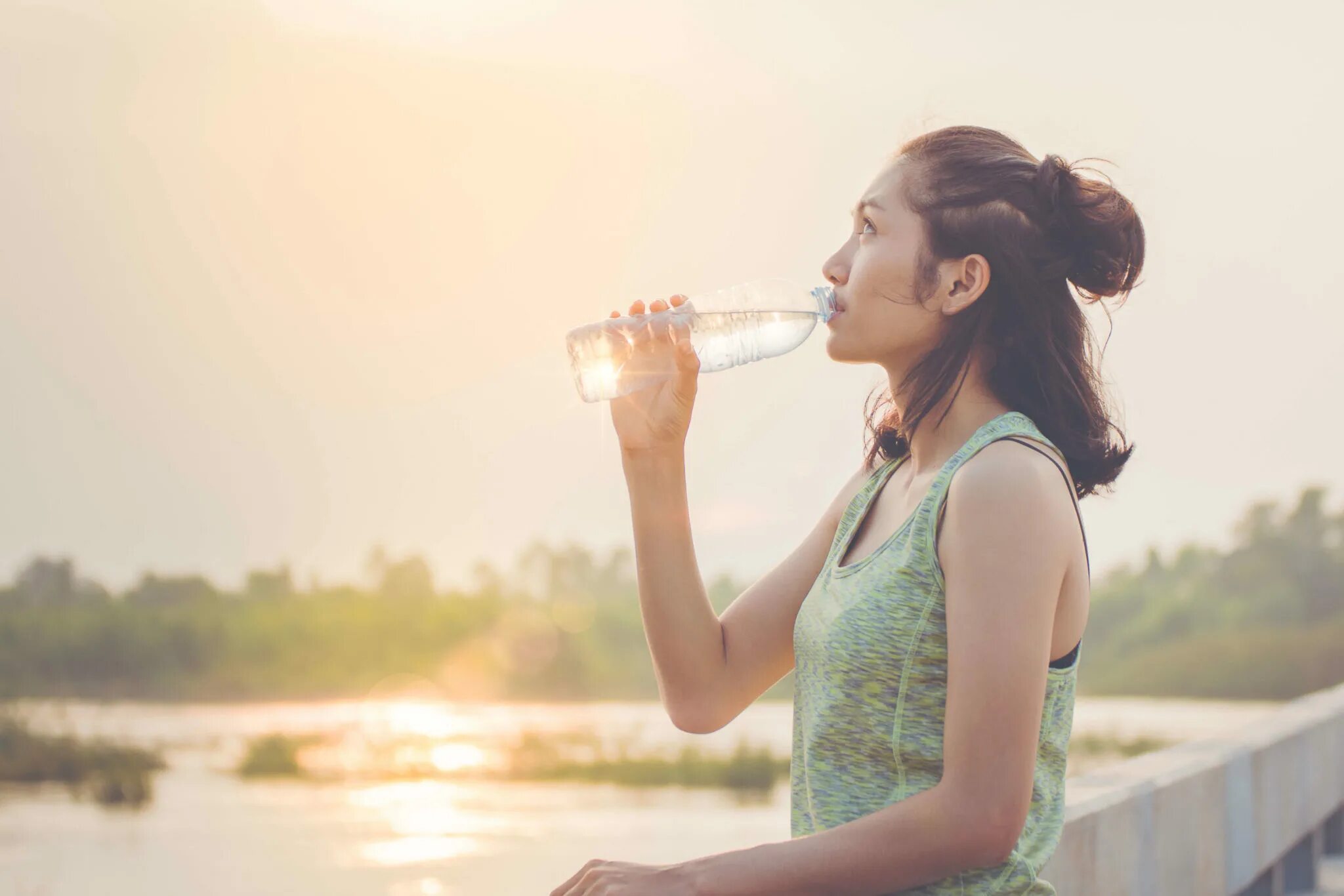 Пью горькую воду. Девушка пьет. Девушка пьет воду. Пить воду Эстетика. Девушка пьет воду Эстетика.