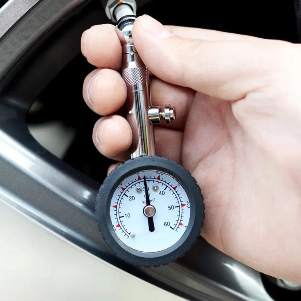 Давление в шинах автомобиля измеряется в. Давление в колесе автомобиля. Манометр механический для измерения давления шин vorel 82650. Давление в шинах автомобиля измеряется в. Манометр давления в колесах.