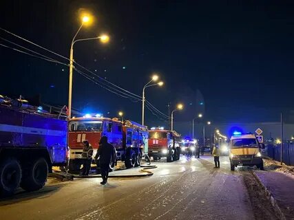 Прибывать вечером в город