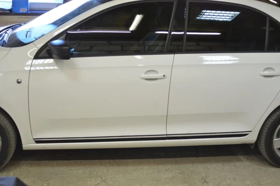 Volkswagen golf gti vinyl. Наклейки на низ дверей. Надписи на двери авто наклейки. Полоски на двери автомобиля. Наклейки полосы на машину.