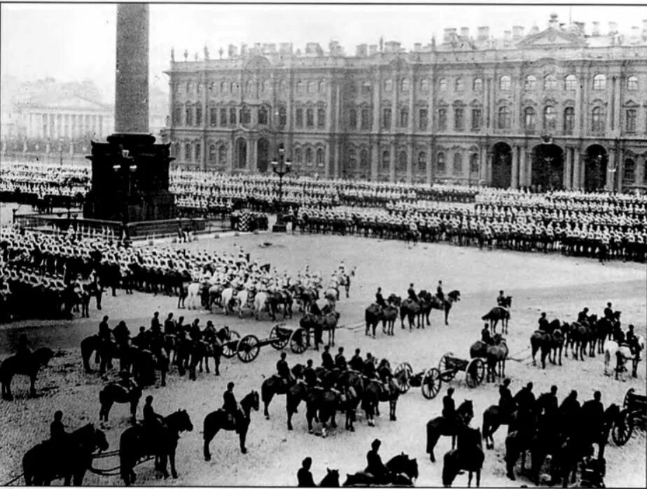 Петроград во времена революции. Дворцовая площадь в Санкт-Петербурге 1917. Дворцовая площадь в Санкт Петербурге в 1914. Дворцовая площадь в Санкт-Петербурге 19 век. Петроград Дворцовая площадь.