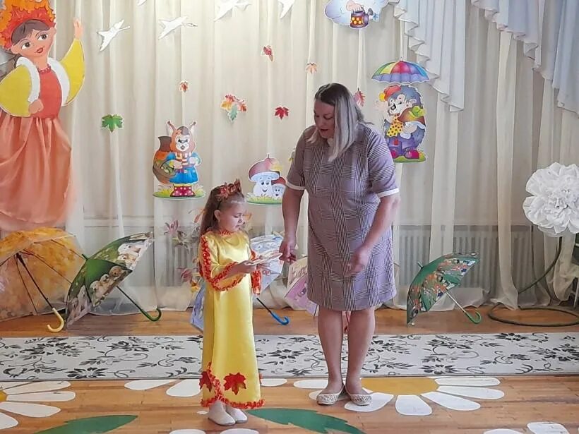 Мбдоу детский сад 37 мкр заводской. Песня заглянул осенний праздник в каждый дом. Танцы в детском саду на празднике осени. Гифки на праздник осени в детском саду. Бабушка фрутта киров.