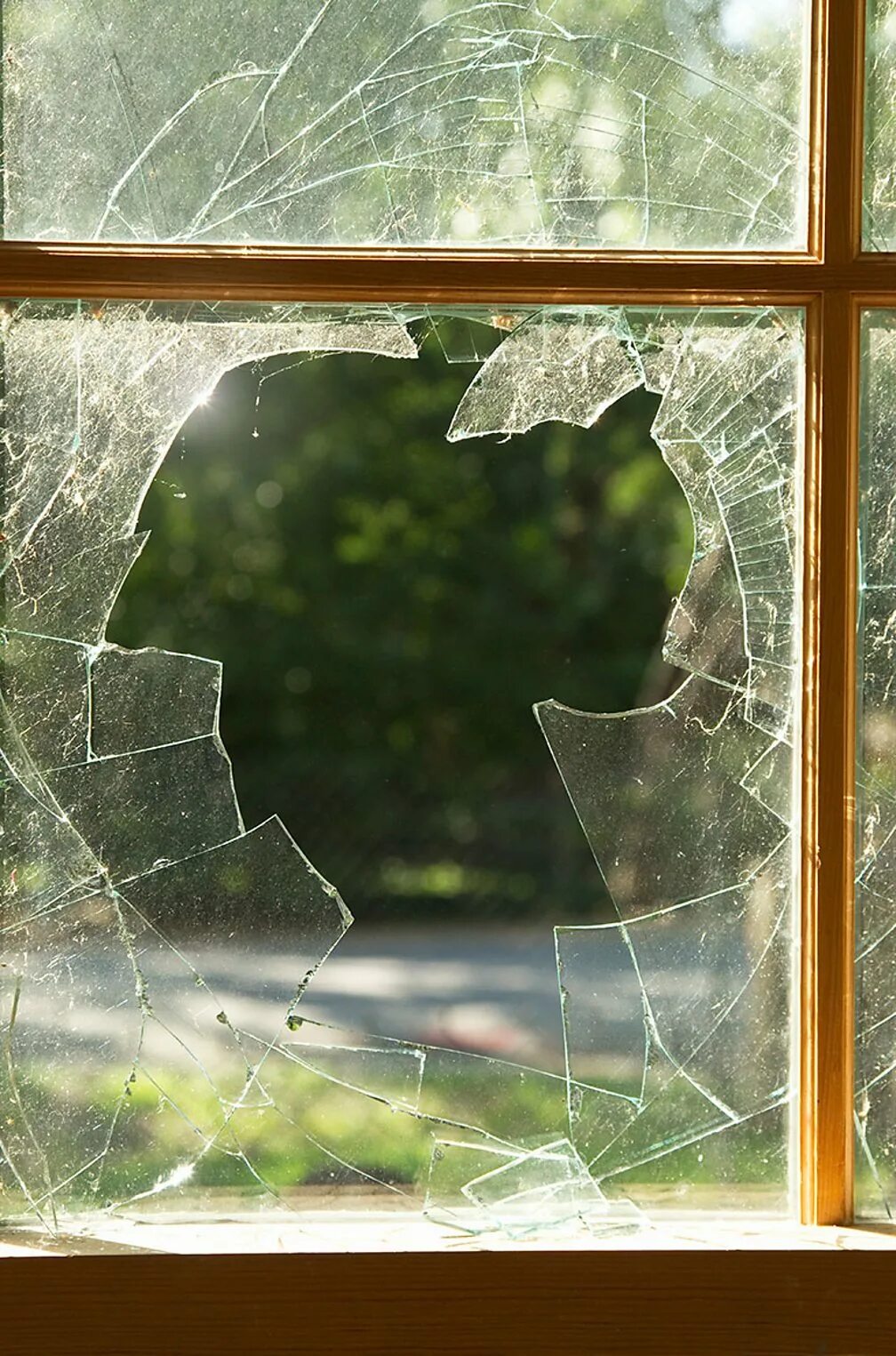 Разбитые окна. Оконное стекло. Разбитые окна. Стекло окно. The window glass is broken still.