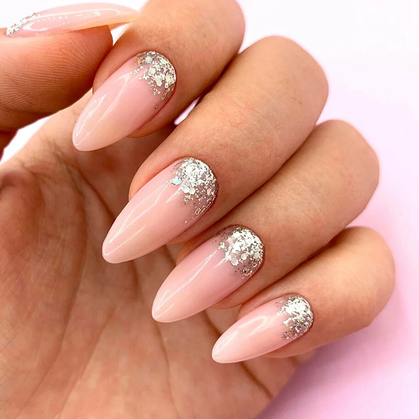 дизайн ногтей на новый год 2024 нюдовый. френч блестками френч ногти 2021. дизайн ногтей на новый год 2024 нюдовый.
