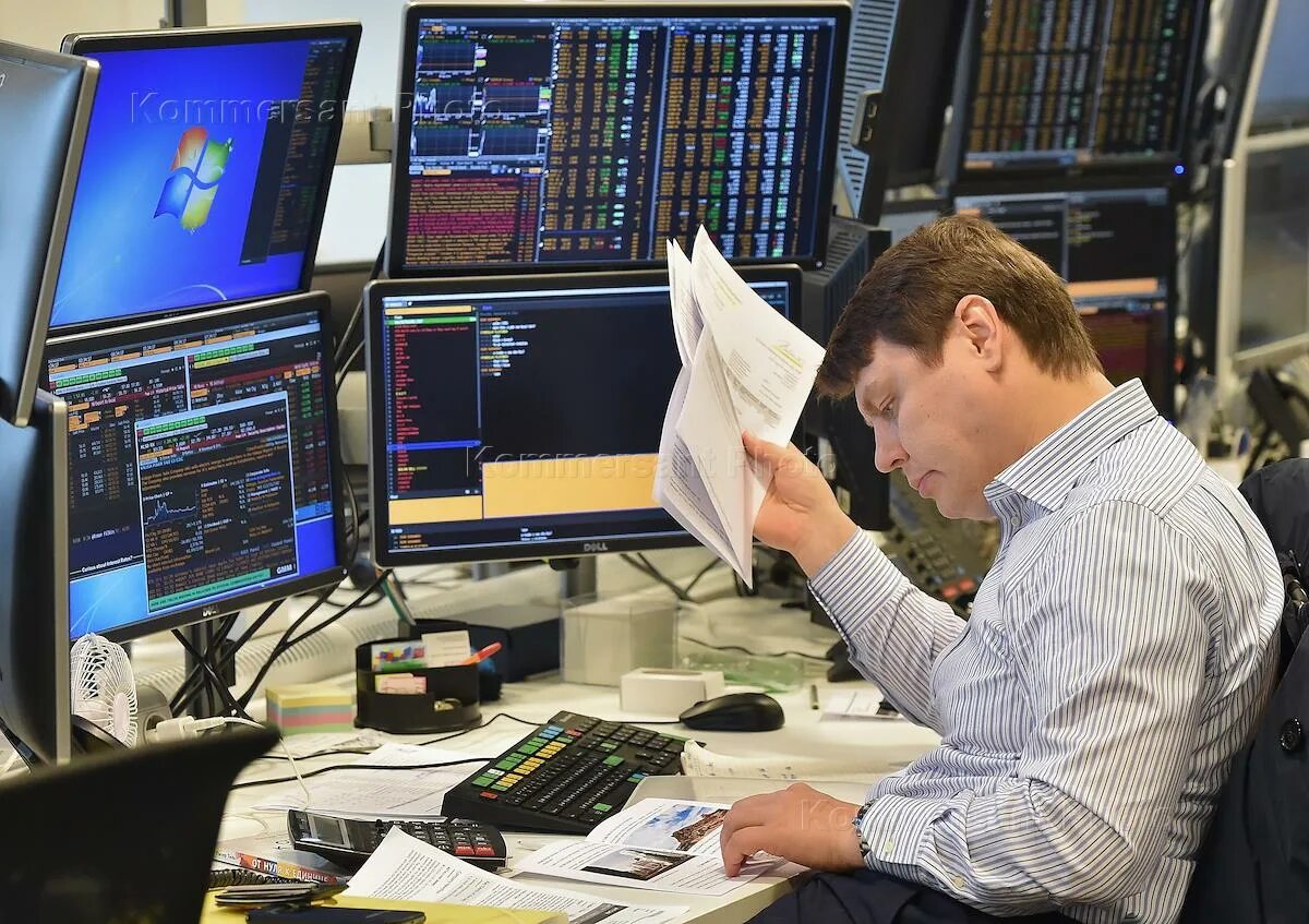 Биржевой брокер. Брокер пейдж. Форекс трейдер. Служащий биржи работающие с брокерами. Форекс трейдер.