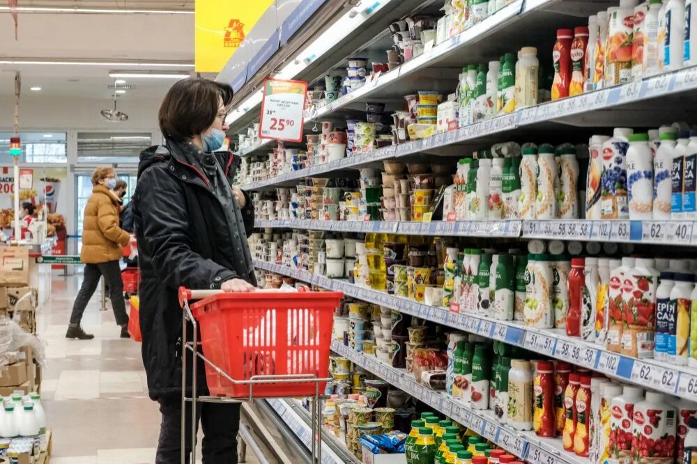 Некачественные продукты. Покупатель в магазине. Хлеб в магазине пятерочка. Губернатор в супермаркете. Продуктовые дела.