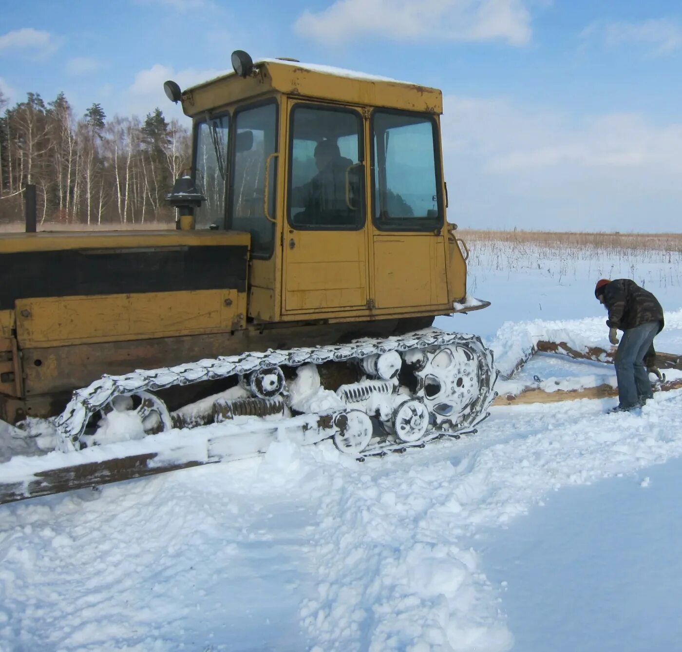Д т зимнее. ДТ-75 трактор гусеничный. ДТ-75 трактор зимой. ДТ 75 зима. ДТ-75б болотник.