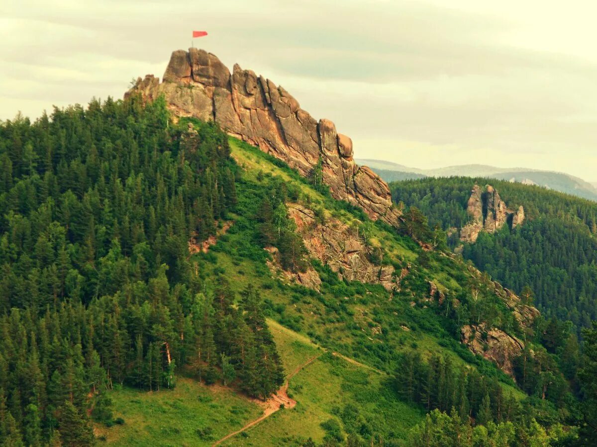 Что есть в красноярском крае. Гора такмак Красноярск. Красноярск столбы горы такмак. Скала такмак Красноярск. Заповедник столбы такмак.