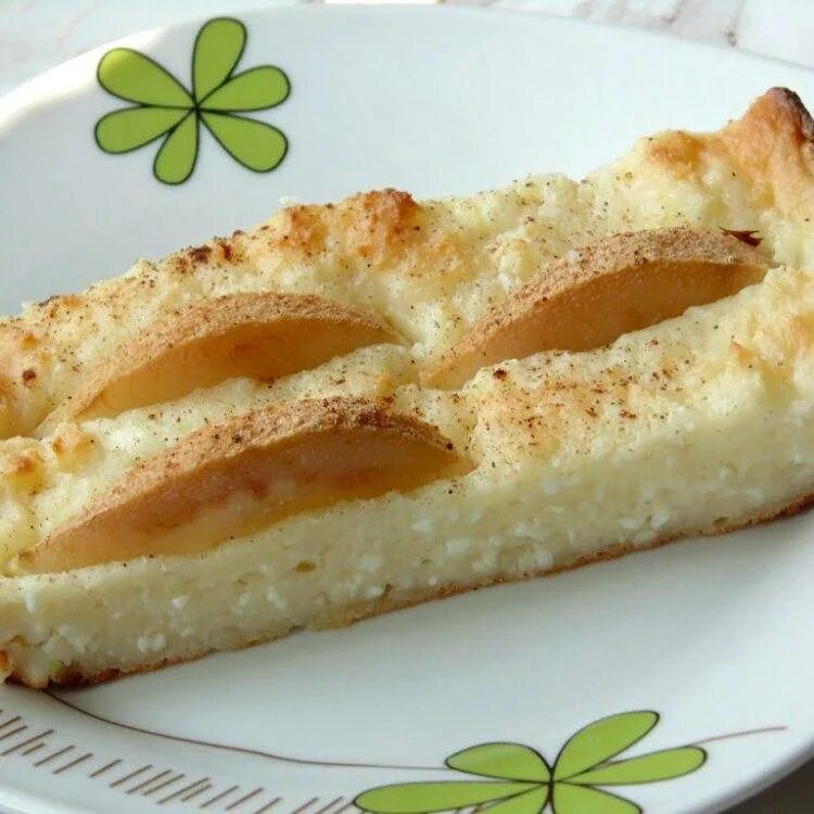 Запеканка с грушей и творогом в духовке. Творожная запеканка с грушей. Запеканка с грушей и яблоком творожная. Французский грушевый пирог. Творожно-банановая запеканка.