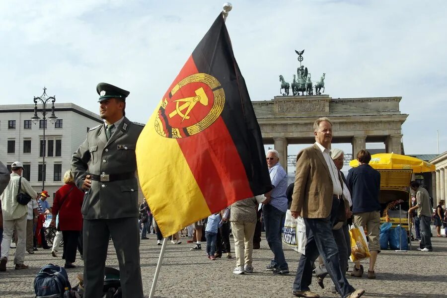 Германия хочет войны. Знамя нна ГДР. Коммунистическая Германия ГДР. Флаг Коммунистической ФРГ. Флаг ГДР.
