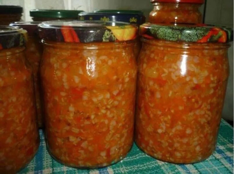 Рецепт салатов на зиму с крупами. Салаты на зиму. гречка с овощами на зиму в банках. салат с гречкой на зиму. салат на зиму с гречкой и овощами.