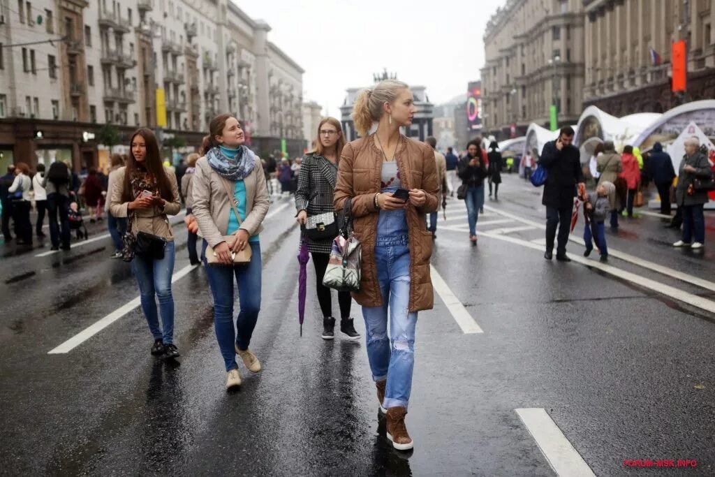 В чем сейчас ходят люди. Люди на улице. Люди на улицах Москвы. Прохожие на улицах Москвы. Люди на улице города.