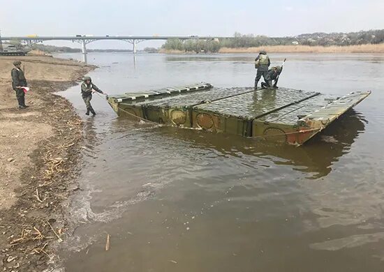 Переправы видео. Северский Донец Понтонная переправа Понтонная. Переправа переправа Северский Донец. Понтонный мост Каменск Шахтинский. Понтонная переправа Каменск-Шахтинский.