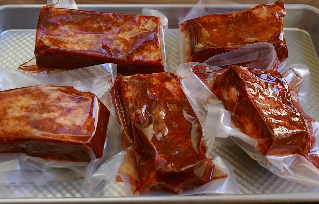 Как готовить в вакуумной упаковке. Мясо в вакуумной упаковке. продукты в вакуумной упаковке. су вид упаковка. мясо под вакуумом.